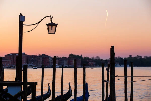 Gatubelysning Och Gondoler Venedig Italien — Stockfoto