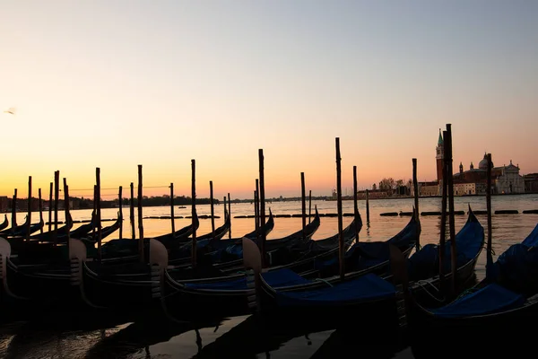 Gondolas Venedig Italien Vid Soluppgången Silhuetter Över Färgglad Himmel — Stockfoto