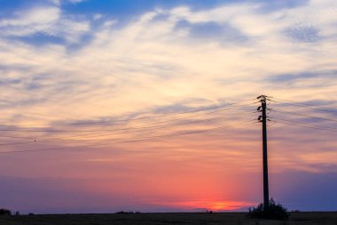 Doğada güzel bir gün batımı. Ufukta güneş batarken renkli gökyüzü
