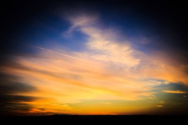 Doğada güzel bir gün batımı. Ufukta güneş batarken renkli gökyüzü