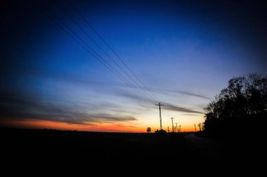 Doğada güzel bir gün batımı. Ufukta güneş batarken renkli gökyüzü