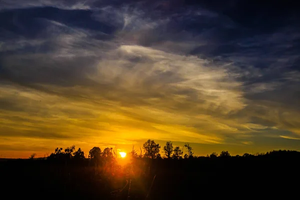 Прекрасний Захід Сонця Природі Барвисте Небо Коли Сонце Встановлюється Горизонт — стокове фото