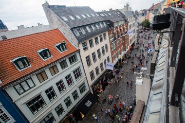 Danimarka 'nın Kopenhag şehrinin işlek caddeleri üzerinde çatı manzarası