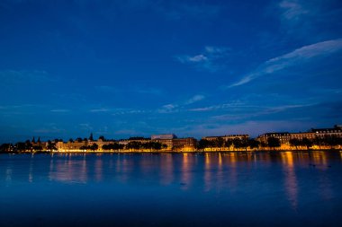 Kopenhag, Danimarka 'nın akşam manzarası. Alacakaranlıkta çekim (mavi saat))