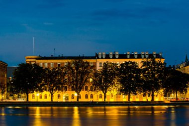 Danimarka 'nın Kopenhag kentindeki eski tarihi binaların akşam manzarası. Alacakaranlıkta çekim (mavi saat))
