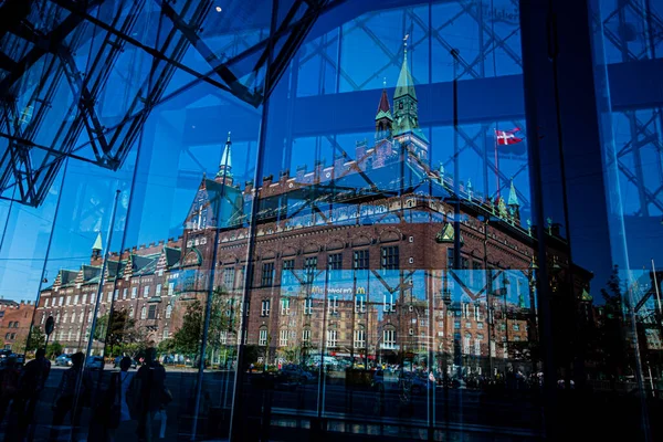 Altes Historisches Gebäude Spiegelt Sich Glas Eines Glänzenden Neubaus Kopenhagen — Stockfoto