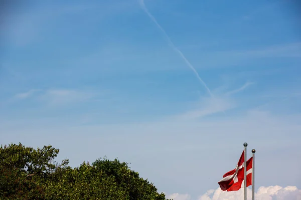 在晴朗的夏日 在蓝天上 丹麦国旗迎风飘扬 — 图库照片