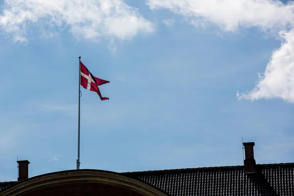 在一个晴朗的夏日 丹麦哥本哈根的丹麦国旗 — 图库照片