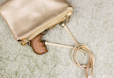 Kadın nefsi müdafaa. Bir kadının çantasından çıkan bir tabanca..