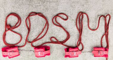 BDSM. Harfler bağlanmak için halattan çıkarılmıştır (shibari).