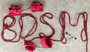 BDSM. Harfler bağlanmak için halattan çıkarılmıştır (shibari).