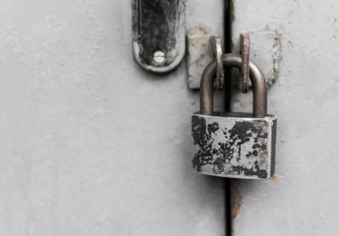 Kapalı eski katlanır kilit.