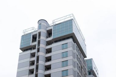 Bir çok katlı ofis ev aşağıdan bir görünüm.