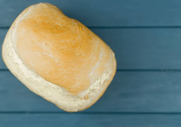 Um pão de pão branco caseiro em fundo de madeira . — Fotografia de Stock