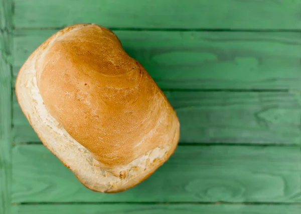 Domácí bílý chleba na zelené dřevěné pozadí. — Stock fotografie