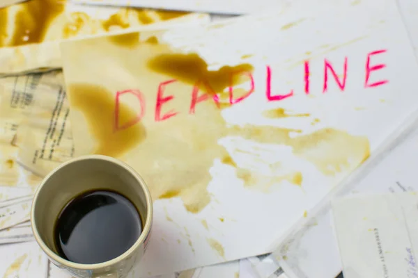 Frist auf Papier in rot auf dem Hintergrund von verschüttetem Kaffee geschrieben. — Stockfoto