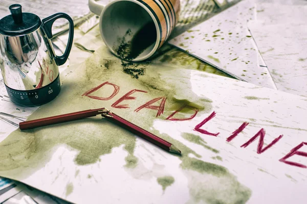 Deadline auf Papier in rot auf dem Hintergrund von verschüttetem Kaffee und einem kaputten Bleistift geschrieben. — Stockfoto