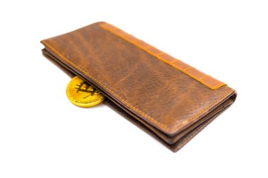 Beyaz arka planda Bitcoin çantada. İzole edilmiş.
