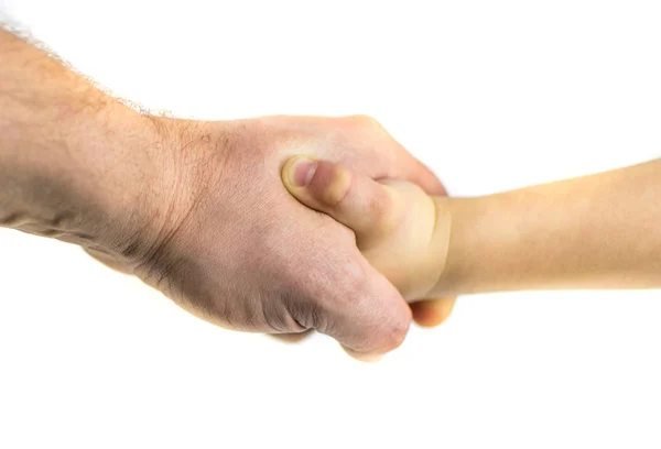 Kézfogás a férfi és a gyermek fehér alapon. Elszigetelt. — Stock Fotó
