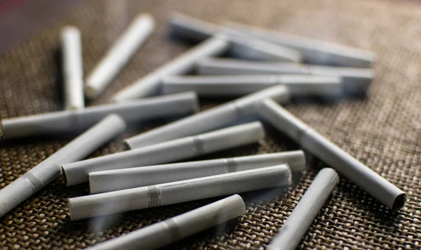 Cigarettes enveloppées dans la fumée . — Photo