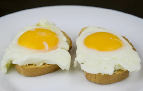 Два сэндвича с яйцом на белой тарелке . — стоковое фото