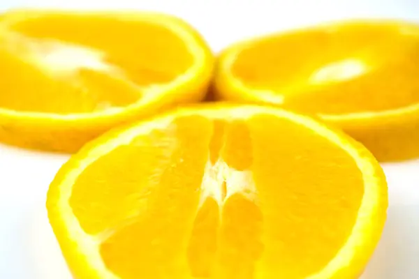 Rebanada de naranja sobre un fondo blanco . — Foto de Stock