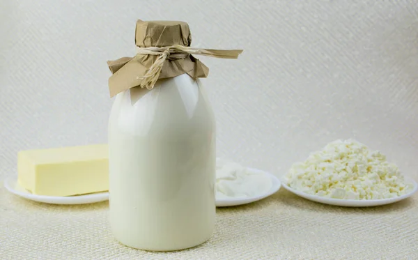 Комплект молочных продуктов: молоко, творог, масло на светлом фоне . — стоковое фото
