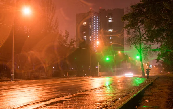 Nocny widok ulicy w dzielnicy mieszkalnej z pieczenia zielony światłach. — Zdjęcie stockowe