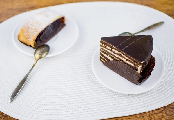 Dos pasteles diferentes en platos . — Foto de Stock