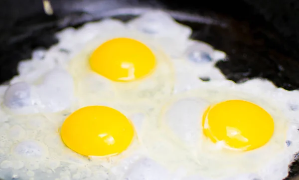 Ovos de galinha fritos em uma frigideira . — Fotografia de Stock