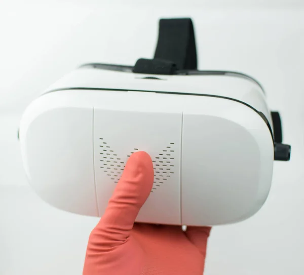 虚拟现实的人造无菌世界的概念。在白色背景上交橡胶手套和虚拟现实眼镜. — 图库照片