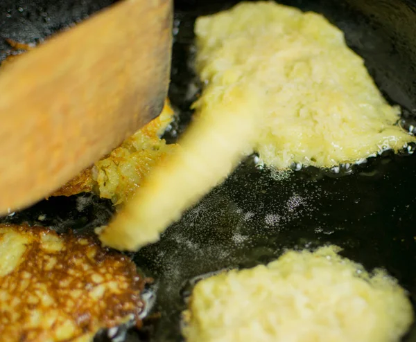 Процесс жарки блинов из картошки на сковородке . — стоковое фото