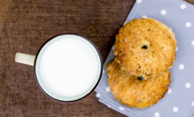 bir fincan süt ve kurabiye.