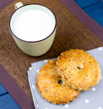 bir fincan süt ve kurabiye.