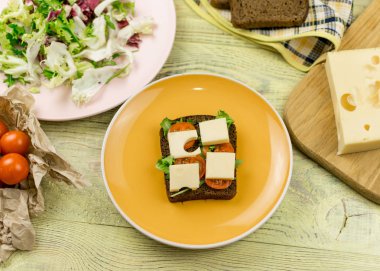 Peynirli ve taze sebzeli vejetaryen sandviç..