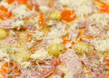 Arka plan pizza. Taze hazırlanmış pizza yüzey yakın çekim.