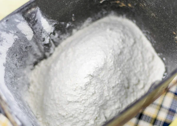 Mąka wlewa się do zdolności Wypiekacz. — Zdjęcie stockowe