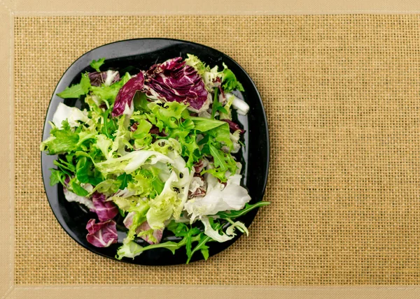 Vegetariánský salát z čerstvé zeleniny na talíři. — Stock fotografie