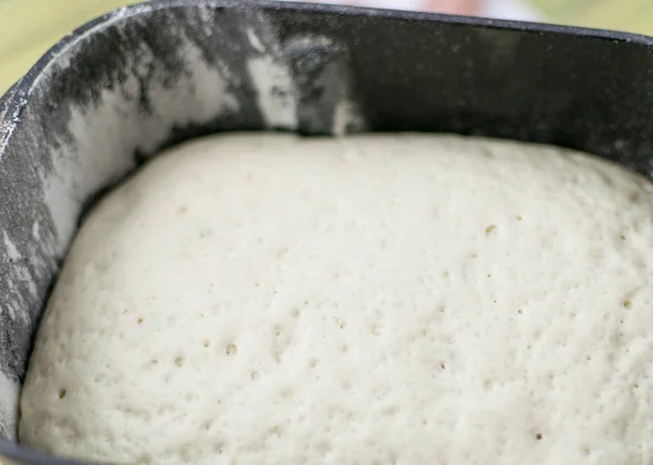 Сырое тесто для хлеба в виде хлебопечки. Подготовка хлеба в пекарне . — стоковое фото