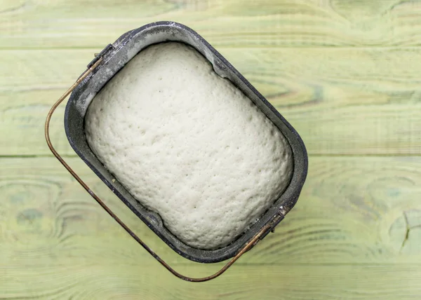 Masa cruda para pan en forma de panadero. Preparación de pan en la panadería . — Foto de Stock