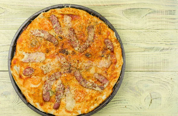 Frisch zubereitete hausgemachte Pizza auf einem Backblech. — Stockfoto