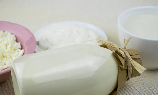 Süzme peynir, ekşi krema ve süt hafif bir arka plan üzerinde. — Stok fotoğraf
