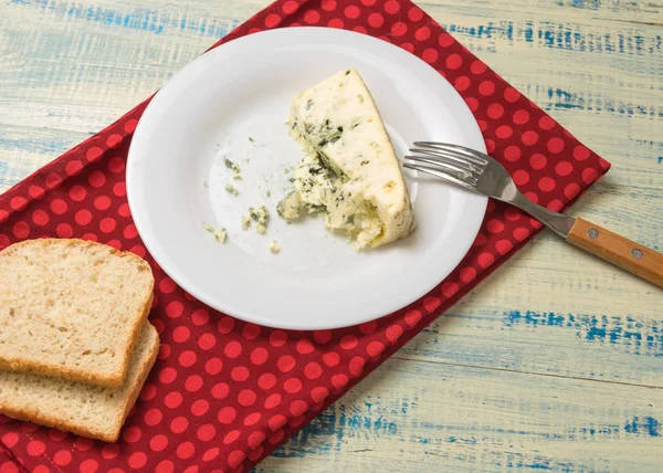 Azul queso con pan comiendo en un plato . — Foto de Stock