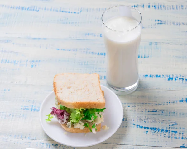 Vegetarian sandwich with salad and cheese and a glass of yoghurt (yogurt) on a wooden background. Proper healthy eating. — Stock Photo, Image