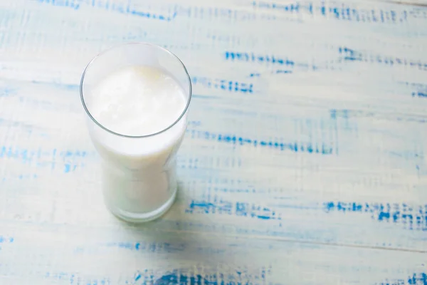 Un vaso de kéfir, un producto lácteo fermentado sobre un fondo de madera . — Foto de Stock