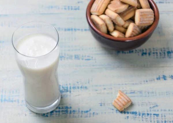 Kefir, yogurt (prodotto di latte aspro) in un bicchiere e biscotti su uno sfondo di legno . — Foto Stock