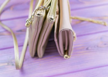 İki kadın çanta olağan ve debriyaj ahşap arka plan üzerinde bir.