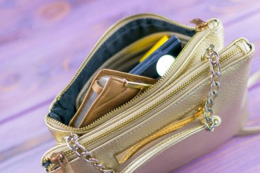 Bayanlar çanta karışıklık. Şeyler kadın debriyaj alamadım.