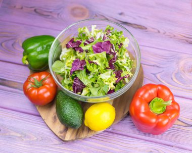 Taze sebze ahşap bir gemide. Vejetaryen ürünleri kümesi. Bir diyet için ürünler.