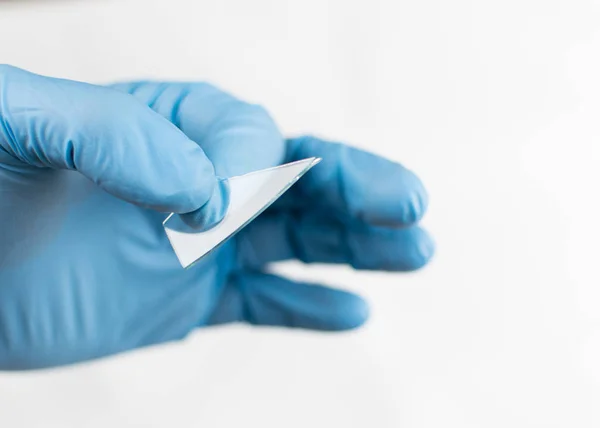 Eldivenin içinde bir cam parçası var. Kırık camların temizlenmesi.